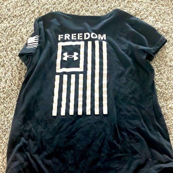 Four under armor workout tees.The sizes range between a youth M to an adult XS. - Picture 5 of 10